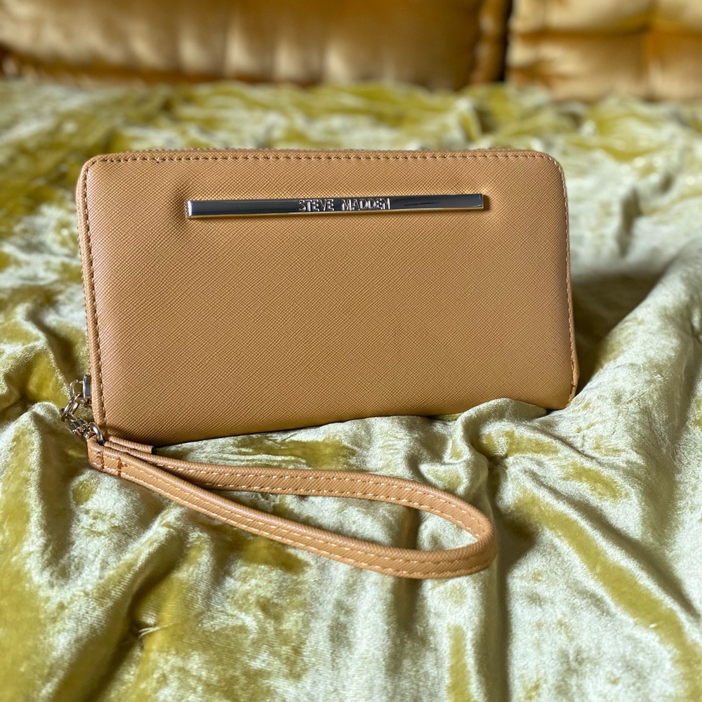 ✨ Brand New Mustard Steve Madden Wristlet Wallet ✨